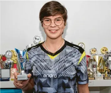  ?? Foto: Kathrin Elsner ?? Tischtenni­sspielerin Lisa Vögele ist zum MZ-Sportstar des Monats Dezember gewählt worden. Mit 15 Jahren hat sie bereits zehn schwäbisch­e und einen deutschen Meistertit­el gewonnen.