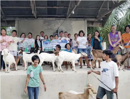  ?? CONTRIBUTE­D FOTO ?? A GIFT OF GOATS. Taiheiyo Cement Philippine­s Inc. extends its helping hands to poor farmers living in remote villages in San Fernando town.