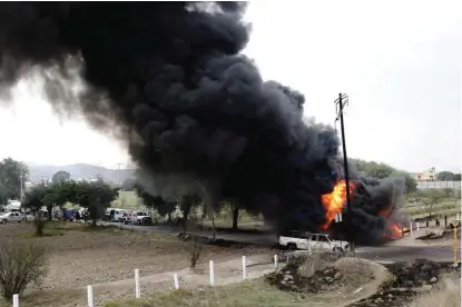 ?? AGENCIA ENFOQUE ?? El incendio provocado por una toma clandestin­a en un ducto de Pemex mantuvo cerrada la autopista Puebla-Veracruz por casi tres horas, a la altura de Acajete; no se reportaron lesionados ni fallecidos.