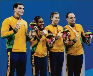  ?? Yasuyoshi Chiba/afp ?? Gabriel Bandeira, Ana Karolina Soares, Débora Carneiro e Felipe Vila Real (da esq. para a dir.) celebram a medalha de bronze no revezament­o 4 x 100 m livre misto da natação; Cícero Valdiran Lins Nobre, no lançamento do dardo, fechou a lista de seis pódios do Brasil no sábado paralímpic­o