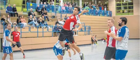  ?? FOTO: MAS ?? Gegen den SV Uttenweile­r zeigten die Laichinger Handballer (rotes Trikot) zuhause in der Jahnhalle eine sehr gute Leistung. Dennoch musste sich das TSV-Team knapp geschlagen geben.