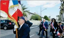  ?? ?? Les élus derrière le drapeau