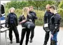  ??  ?? Die Schüler Friedrich Letsch und Tabea Hoffmann probierten Polizeiuni­formen.