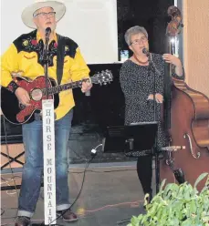  ?? FOTO: KURT ZIEGER ?? Bild: Dieter und Birgit Stoll an Akustikgit­arre und Kontrabass gastierten beschwingt als „Horse Mountain“im Casino Zwiefalten.