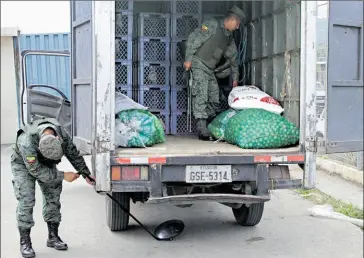  ?? Mario faustos / el comercio ?? • Los militares realizan la revisión de vehículos manualment­e en la cárcel regional.