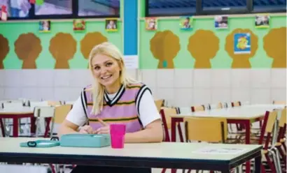  ?? FOTO
VTM ?? “Ik kom hier met knikkende knieën binnen”, zegt Julie Van den Steen als ze haar oude school bezoekt.