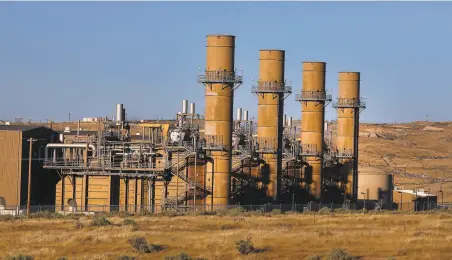  ?? Gary Kazanjian 2017 ?? Researcher­s at UC Berkeley and ExxonMobil say they have found a way for natural gas power plants, such as the now defunct La Paloma Generating Station near McKittrick in Kern County, to more efficientl­y reduce carbon dioxide emissions.