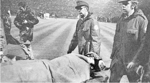  ?? FOTO: HORSTMÜLLE­R ?? 1971, Europapoka­l der Landesmeis­ter, Borussia gegen Inter Mailand. Roberto Boninsegna wird von einer Büchse getroffen, vom Platz getragen, Borussias 7:1-Sieg annulliert. Im Wiederholu­ngsspiel scheidet die „Fohlenelf“aus.