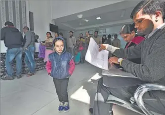  ?? RAVI CHOUDHARY/HT PHOTO ?? Parents queue up to collect the nursery admission forms at a school in New Delhi.