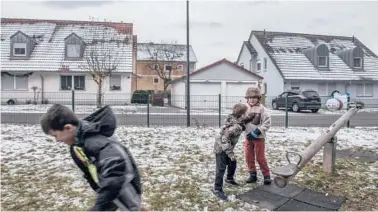  ?? LAETITIAVA­NCON/THE NEWYORKTIM­ES ?? Children on a playground Dec. 5 at an off-post village community for American soldiers and their families near Vilseck, Germany. American culture, friends and jobs are part of the fabric of Vilseck.
