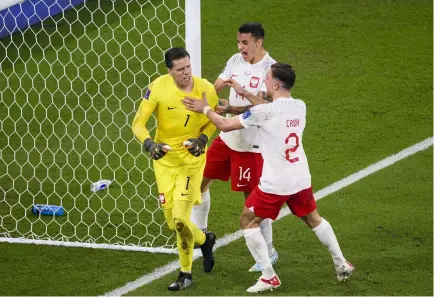  ?? Marcio Machado/SPP / PANORAMIC ?? La Pologne de Szczesny (1) ne brille pas par la qualité de son jeu...