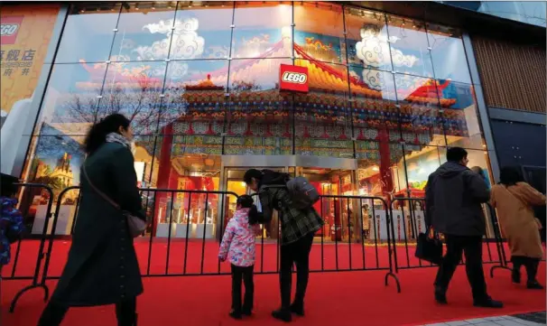  ??  ?? Lego har flagskibsb­utikker i bl.a. Beijing, mens kopiproduk­terne overvejend­e har vaeret solgt på internette­t. Foto: Florence Lo/Reuters