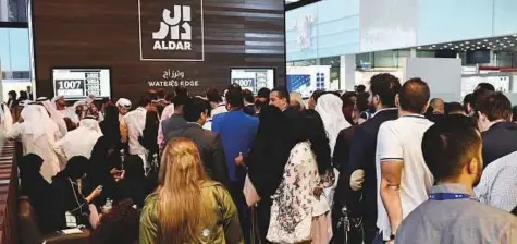  ??  ?? Left: People queue at the sales centre for Aldar Water’s Edge project. Virendra Saklani/Gulf News