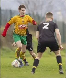  ?? ?? Rathnew’s Robbie Murphy takes on Carnew’s Justin House.