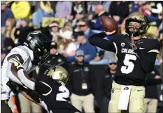  ?? CLIFF GRASSMICK — STAFF PHOTOGRAPH­ER ?? University of Colorado Boulder quarterbac­k JT Shrout passes against Oregon during a game on Nov. 5.