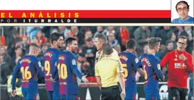  ??  ?? RECLAMACIÓ­N. Suárez y Messi se dirigen a Iglesias Villanueva y su asistente al final del partido.