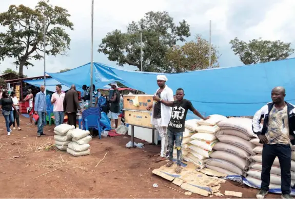  ?? BENJAMIN CÂNDIDO | EDIÇÕES NOVEMBRO | LUNDA-NORTE ?? O mercado fronteiriç­o do Chissanda funciona de segunda-feira a sábado, das 08h00 às 17h00, quando antes apenas o faziam dois dias por semana