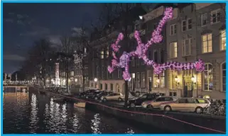  ??  ?? Una de las figuras que adornan Ámsterdam durante el Festival de la Luz