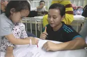  ??  ?? A patient in the Paediatric Ward in a colouring activity while interactin­g with a Curtin student.