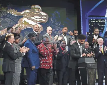  ?? / Todd Van Emst/heisman Trust ?? Oklahoma quarterbac­k Kyler Murray makes his Heisman Trophy acceptance speech while surrounded by former Heisman winners during Saturday’s ceremony in New York.