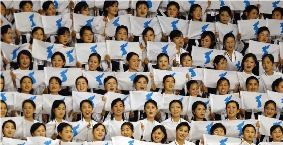  ?? Bild: YUN JAI-HYOUNG/TT/AP ?? Nordkorean­ska hejaklacks­ledare med enandeflag­gan vid Universiad­en i sydkoreans­ka Daegu i augusti 2003.