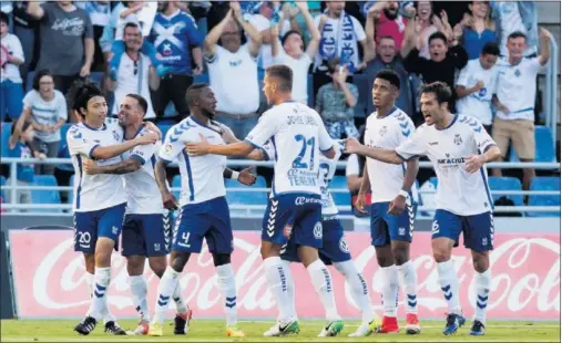  ??  ?? MUY SUFRIDO. El Tenerife superó al Cádiz gracias al gol de Gaku Shibasaki, tras un disputado encuentro en el Heliodoro.