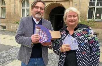  ?? CHRISTIANE KNEISEL ?? René Keßler und Katharina Trautmann auf dem Kornmarkt. Sie bringen knapp 400 Unterstütz­er-Postkarten für ihre Idee ins Rathaus.