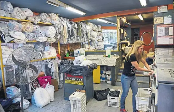  ?? (PEDRO CASTILLO) ?? Trabajo a pleno. En una lavandería de Nueva Córdoba, se ve la cantidad de ropa mandada a lavar y a secar por la humedad.