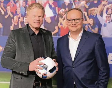  ??  ?? Das ZDF-Kommentato­renteam Oliver Welke (r.) und Oliver Kahn stehen im April bei einer Pressekonf­erenz zur TV-Berichters­tattung der Öffentlich-Rechtliche­n von der Fußball-EM zusammen.