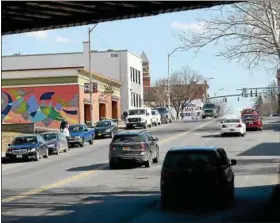  ?? TANIA BARRICKLO — DAILY FREEMAN ?? Broadway in Midtown Kingston, N.Y., as seen from beneath the Greenkill rail bridge looking toward Grand St.