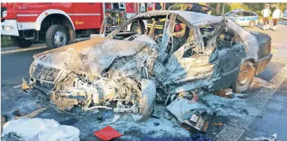  ?? RP-FOTO: SCHULMANN ?? Das Auto, in dem der 63-Jährige verunglück­te. Die Helfer löschten den Wagen. Die Feuerwehr holte ihn nachher heraus.
