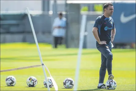  ?? Foto: pere puntí ?? Xavi, en el entrenamie­nto de ayer. Considera que sería un éxito rotundo ganar el título de Liga