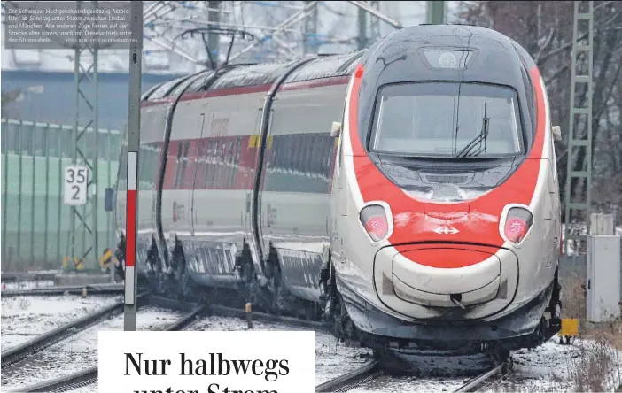  ?? FOTO: KARL-JOSEF HILDENBRAN­D/DPA ?? Der Schweizer Hochgeschw­indigkeits­zug Astoro fährt ab Sonntag unter Strom zwischen Lindau und München. Alle anderen Züge fahren auf der Strecke aber vorerst noch mit Dieselantr­ieb unter den Stromkabel­n.