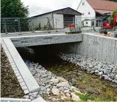  ?? Foto: Erich Echter ?? Die neue Brücke über die Ecknach in Adelzhause­n wird Mitte kommender Woche für den Verkehr freigegebe­n.