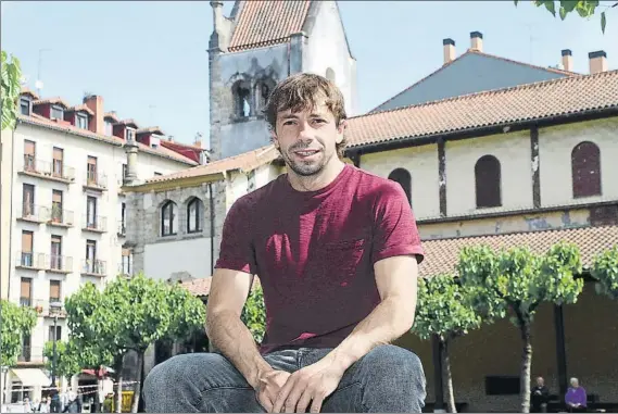  ?? FOTO: UNCITI ?? Voz autorizada
Aritz Mujika posa para Mundo Deportivo en La Alameda, la plaza principal de Pasai Antxo, donde el exfutbolis­ta nació en 1981