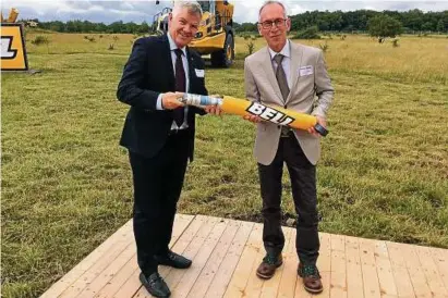  ??  ?? Spatentsti­ch bei Bell in Eisenach auf dem Kindel: Aufsichtsr­atschef Gary Bell (links) und Werkleiter Andre Krings füllen die aktuelle Ausgabe der Tageszeitu­ng in die Grundstein­hülse. Foto: Bernd Jentsch