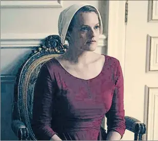  ??  ?? La actriz Elisabeth Moss en una escena de El cuento de la criada a la izquierda y de