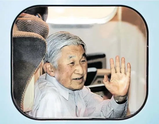  ?? Japonský císař Akihito mává svým poddaným ze superexpre­su Šinkansen před cestou do svého letního sídla v Nasu. (Tokio, 25. července 2016). FOTO REUTERS ?? Potomek bohyně Amaterasu.