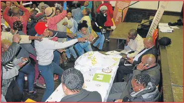  ?? Pictures: TEMBILE SGQOLANA ?? ANGRY: Residents of three municipali­ties in the Chris Hani district forced the Municipal Demarcatio­n Board meeting to a halt on Monday