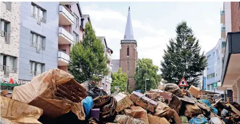 ?? FOTO: UWE MISERIUS ?? Hilfe nach dem Hochwasser wird auch in Leverkusen-Opladen dringend benötigt – hier ein Bild wenige Tage nach der Katastroph­e.