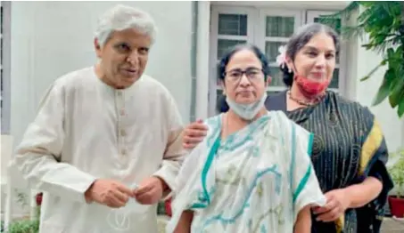  ??  ?? Javed Akhtar and Shabana Azmi with West Bengal Chief Minister Mamta Banerjee