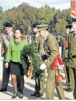  ??  ?? Ambrosio y Baños, durante el homenaje a los caídos.