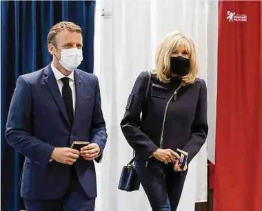  ?? Foto: AFP ?? An ihrem Zweitwohns­itz Le Touquet in der Normandie geben Präsident Emmanuel Macron und seine Frau Brigitte ihre Stimme ab.