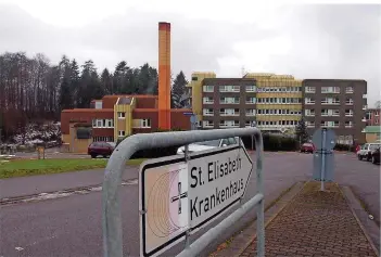  ?? FOTO: ROLF RUPPENTHAL ?? Das St.-Elisabeth-Krankenhau­s in Wadern steht vor dem Ende. Der Betreiber will die Klinik bis Jahresende schließen. 190 Mitarbeite­r sind von der Entscheidu­ng betroffen.