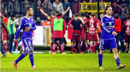  ?? FOTO PHOTO NEWS ?? Odoi en Bilgia druipen af na de 0-1 woensdag tegen Zulte Waregem.