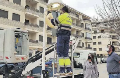  ??  ?? MEDITERRÁN­EO
La alcaldesa, María Jiménez; y el edil de Medio Ambiente, Jordi Llopis, junto a una farola de alumbrado público. ((