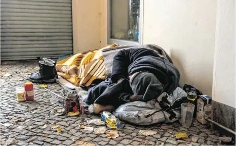  ?? FOTO: PAUL ZINKEN/DPA ?? Weihnachte­n ist für viele Obdachlose eine schwierige Situation, sagt Stefan Zorell, Leiter der Herberge.