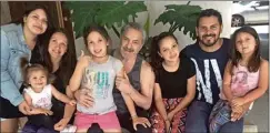  ??  ?? GITANO. Como “Sandro” para la miniserie que prepara Telefe. Con Marcelo Mazzarello en “El avaro”. Y con sus hijas, Luciana y Antonia, y sus nietas, Brisa, Valentina, Zoe y Olivia.