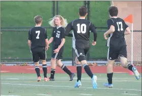  ?? AUSTIN HERTZOG - MEDIANEWS GROUP ?? Boyertown’s Beckett Wenger (20) is congratula­ted by teammates after his goal against Whitehall.