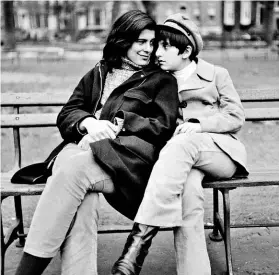  ??  ?? ► Susan Sontag y David Rieff, su único hijo, retratados por Diane Arbus en 1965 en Nueva York.